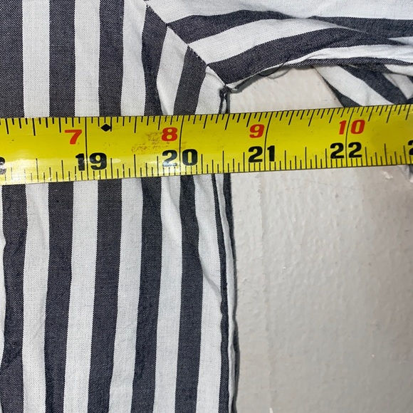 💫Trendy NWT Grey and white half button down long sleeved! - Picture 6 of 8